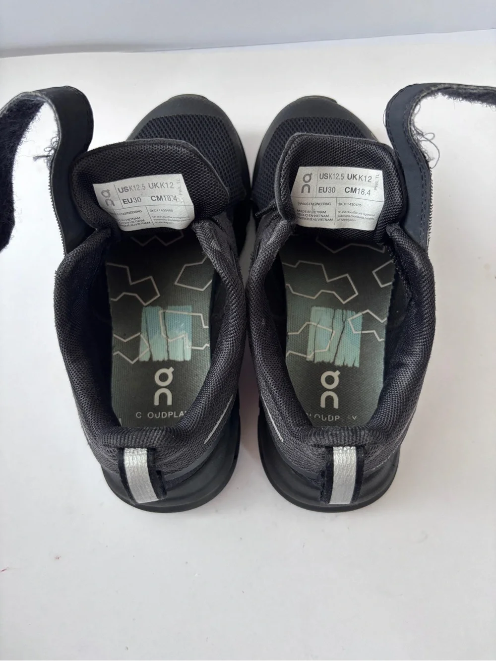 On Cloud Play Youth Slip On Triple Black Running Sneaker Shoes US Kids Size 12.5